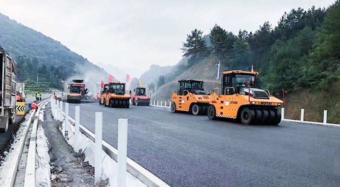 科泰重工30吨轮胎压路机集群作业-助力山区公路沥青路面施工