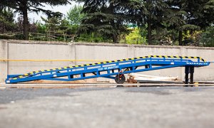 科泰重工移动液压登车桥完成装箱发运，助力仓储物流高效装卸！