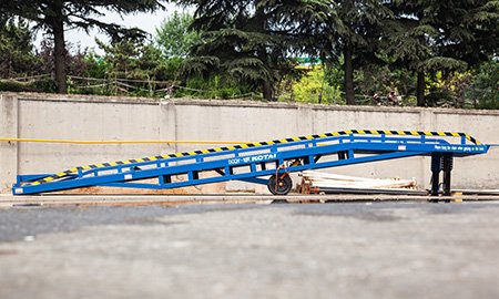 科泰重工移动液压登车桥完成装箱发运，助力仓储物流高效装卸！