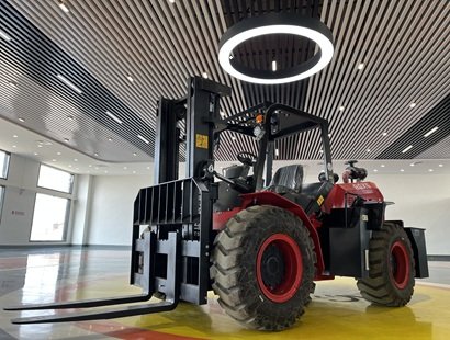硬核全地形作业利器！青岛合众重工新款中铰接式越野叉车重磅上市