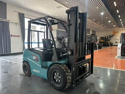 青岛合众V款锂电叉车：绿色物流升级首选，3.0–3.5吨新能源主力机型全面解析