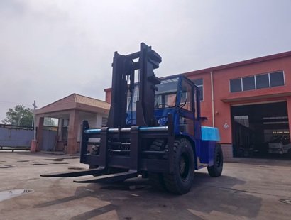 青岛合众10吨内燃平衡重叉车全新升级 全封闭驾驶室优化驾乘作业体验