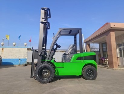 青岛合众3.5吨A款锂电叉车升级上市 双前胎与高门架配置助力高效搬运