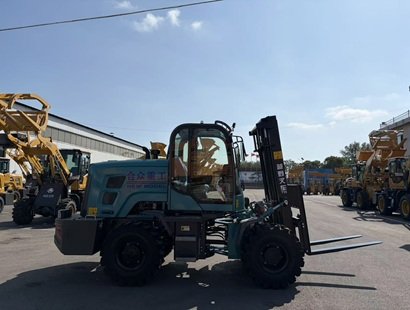 颜值性能双升级！合众重工蓝色款前铰接越野叉车全新上市