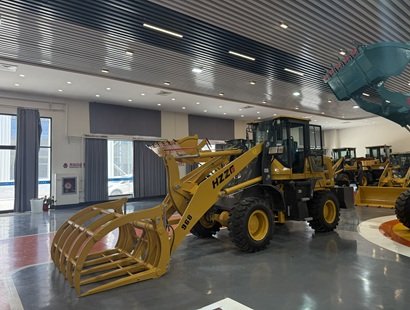 合众重工上五下五1.8米抓夹装载机适配多元物料转运工况