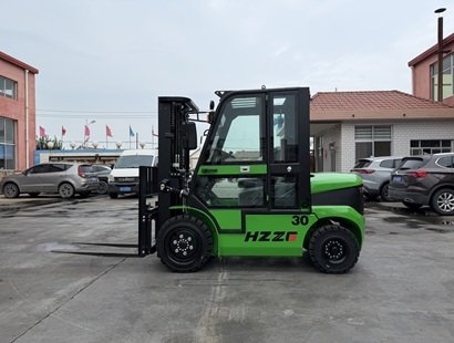 青岛合众重工CPCD30三吨柴油叉车焕新上市 4.5米高门架与全封闭驾驶室赋能全天候作业