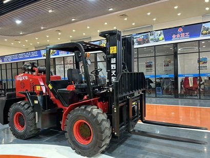 青岛合众重工T35四驱越野叉车上市 3.5吨级承载适配野外复杂工况