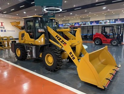 青岛合众“矮脚虎”小型装载机上市 2.2米矮车身破解限高场地作业难题