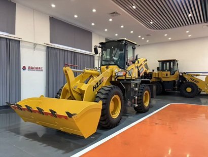 青岛合众958重载型装载机上市 东方红6105国四动力配3公分锰钢大臂