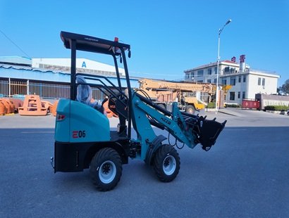 青岛合众HZZG E06电动装载机上市 纯电驱动配四合一属具适配室内作业
