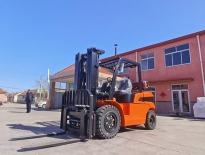 青岛合众小五吨LPG双燃料叉车上市 三级全自由门架配侧移器适配室内作业