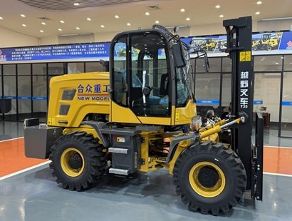合众3.5吨前铰接四驱越野叉车：3.5米两节门架，适配复杂工况重载搬运