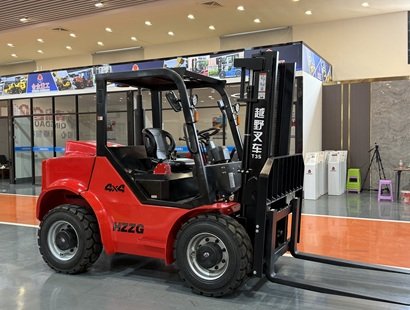 青岛合众4×4一体式四驱越野叉车：3.5吨载重，适配复杂场地物料搬运