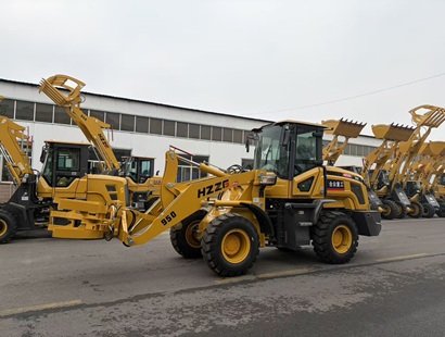 合众950旋转抓夹属具装载机：3.5米卸载高度，拓展多类型物料抓取与转运能力