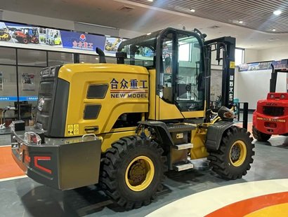 青岛合众3.5吨前铰接四驱越野叉车：3米两节门架，适配户外工程物料搬运